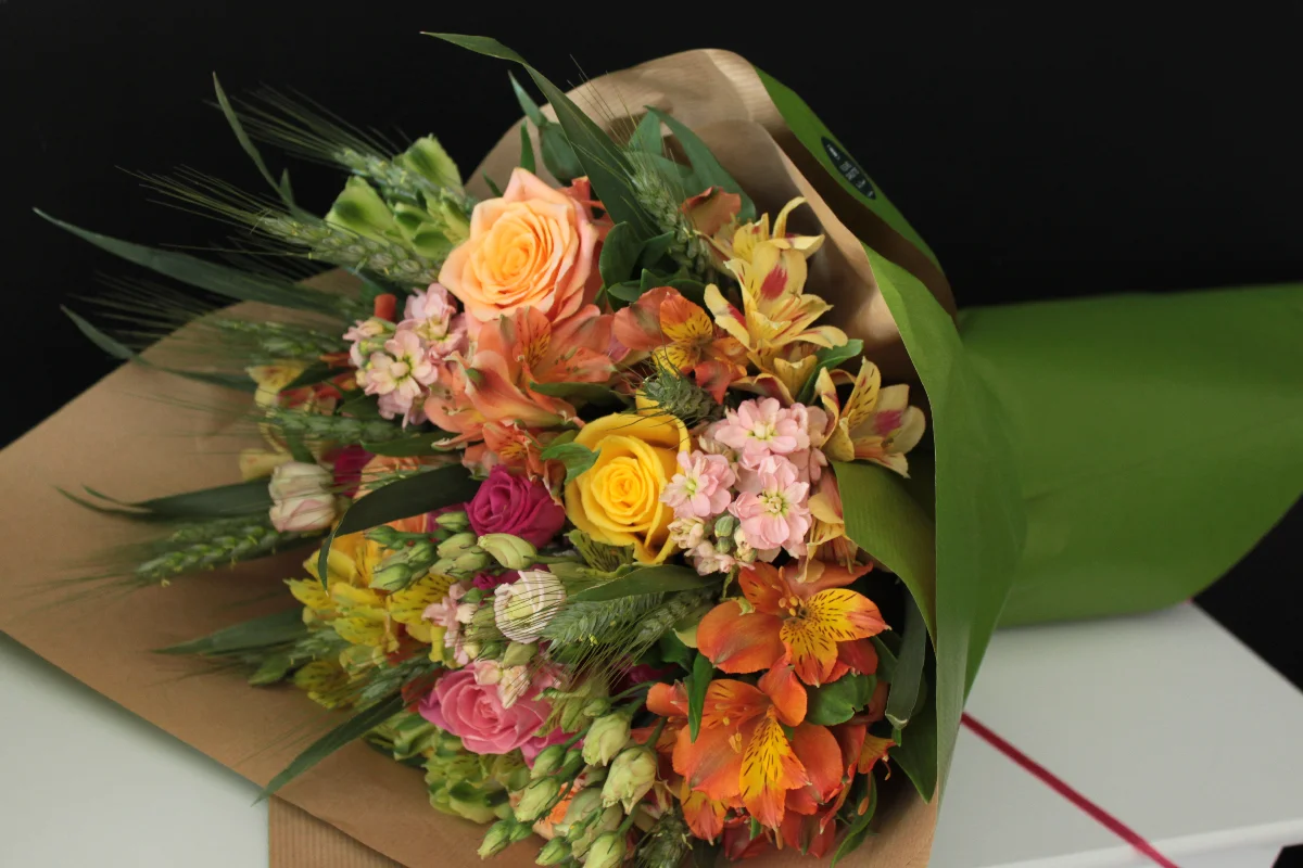 Buchet special de ocazie cu trandafiri de iarnă și ambalaj